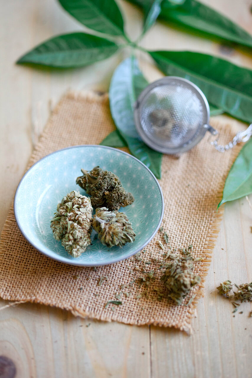 infusion de boutons de fleurs séchées en bol turquoise