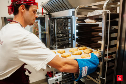 boulangerie professionnelle : sortie du pain du four