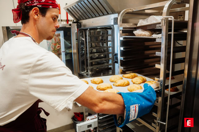 boulangerie professionnelle : sortie du pain du four