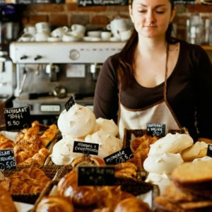 comptoir gourmand : croissants, meringues et café