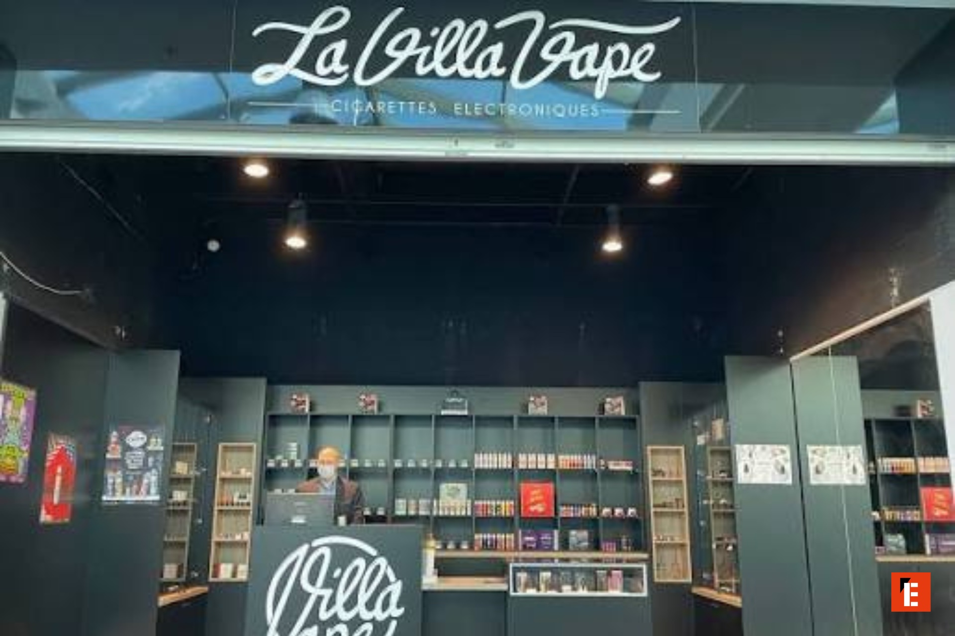 intérieur de boutique moderne : comptoir et Étagères organisées