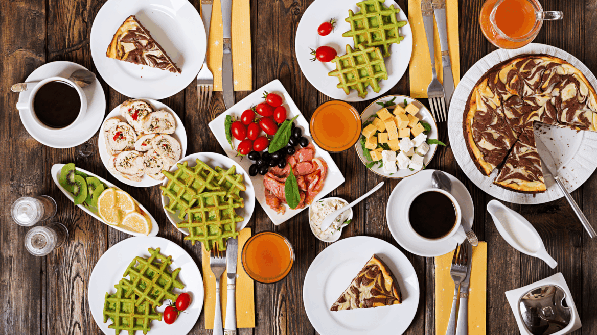 brunch colorido: tarta marmolada, waffles verdes y salmón