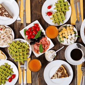 brunch colorido: tarta marmolada, waffles verdes y salmón