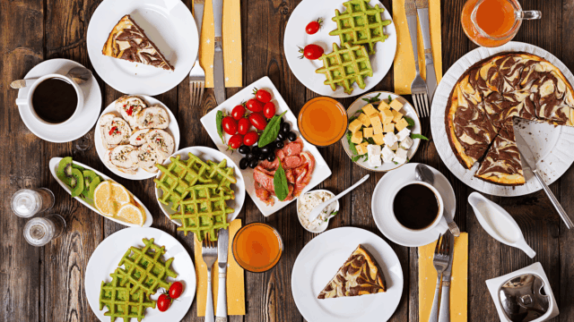brunch colorido: tarta marmolada, waffles verdes y salmón