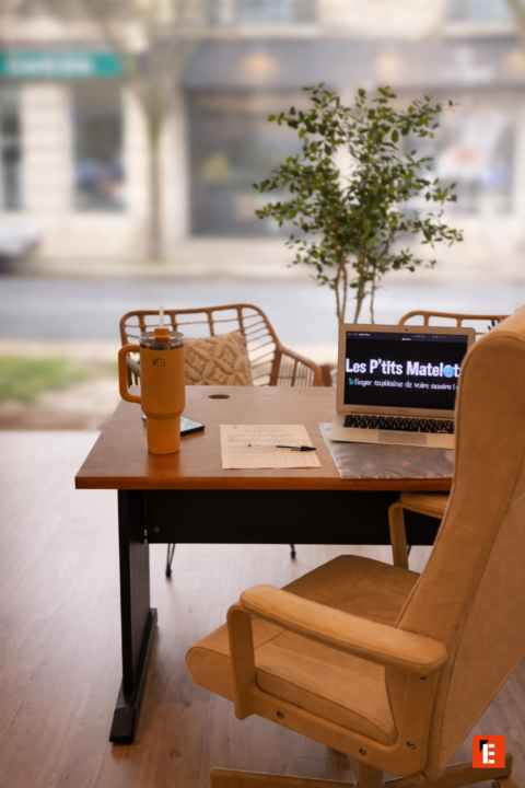 coin bureau lumineux et cosy près de la fenêtre