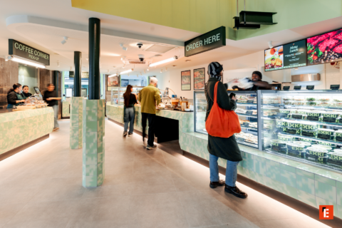 intérieur de café deli moderne et comptoirs animés