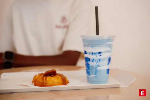 dessert et boisson bleue sur plateau blanc