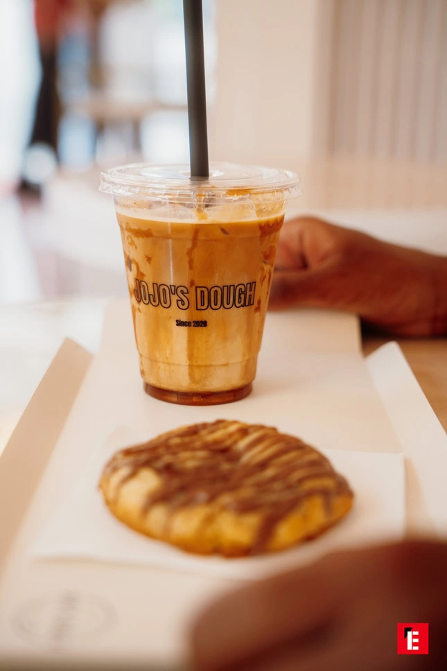 latte glacé et doughnut gourmand au café