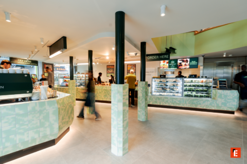 café moderne lumineux avec vitrines réfrigérées et comptoirs