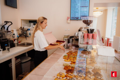 vitrine de café avec donuts et pâtisseries