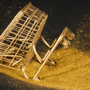 carrito dorado volcado sobre purpurina