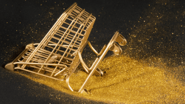 carrito dorado volcado sobre purpurina