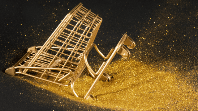 carrito dorado volcado sobre purpurina