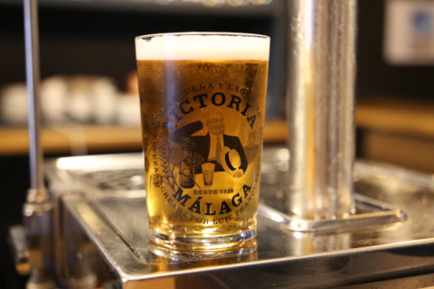 cerveza victoria málaga: pinta dorada en bar