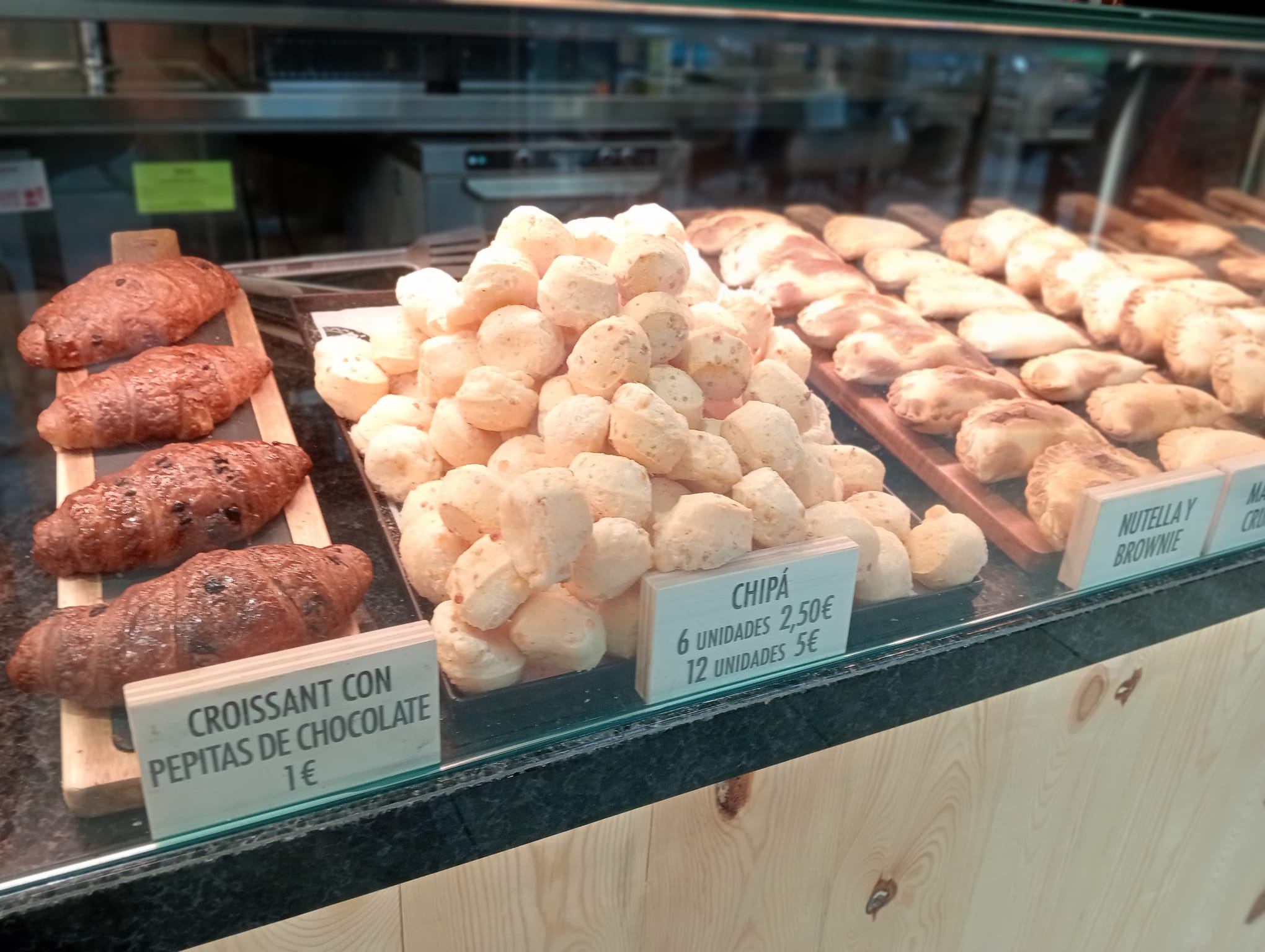 vitrina de panadería con chipas, croissants y empanadas