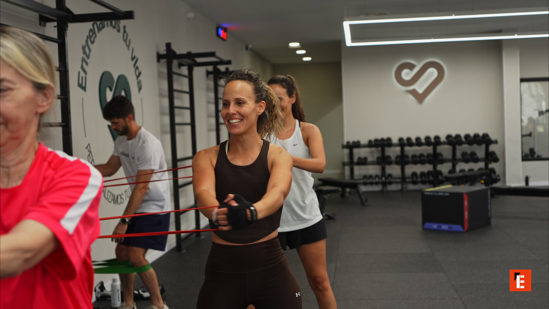 clase de fitness en grupo con bandas rojas