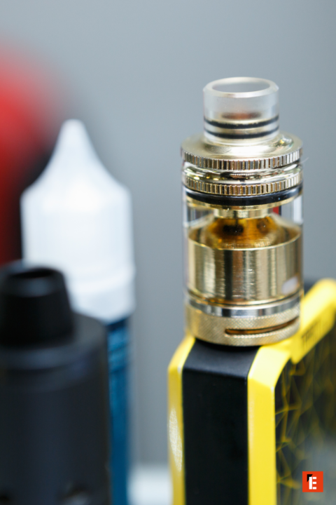 gros plan clearomiseur doré et e‑liquide ambré