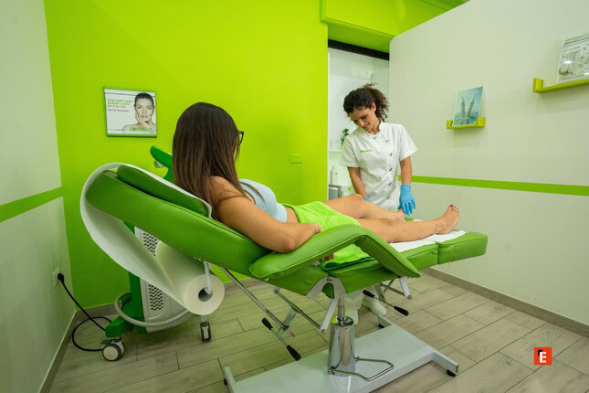 visita clinica verde con esame della gamba