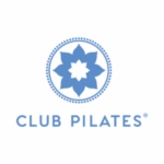 club pilates logo – blaues floral emblem und wortmarke