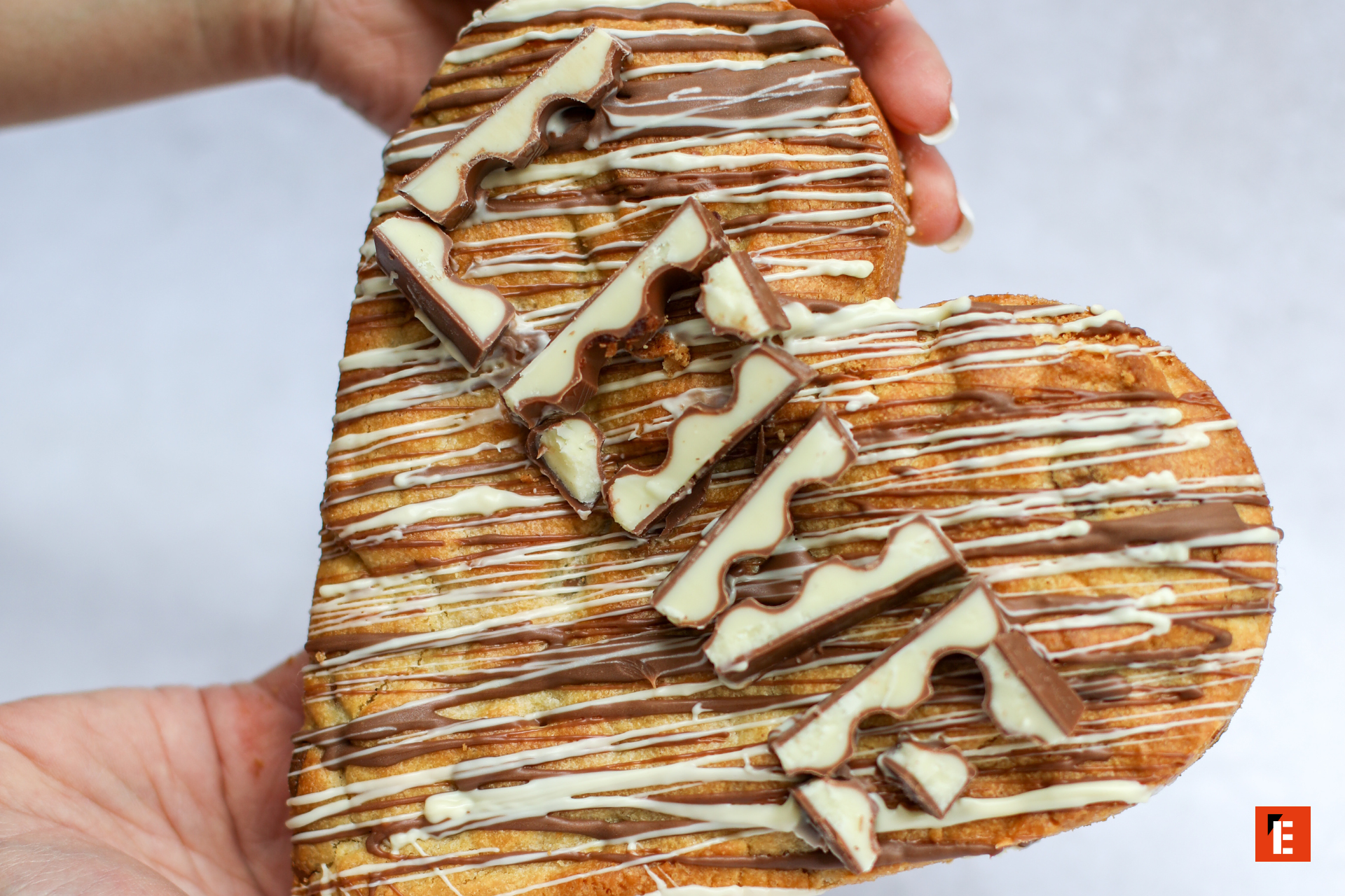 cœur feuilleté au chocolat, nappage blanc et lait