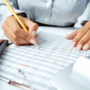 manos revisando hojas de cálculo y finanzas