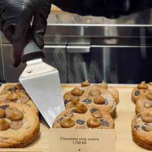 cookie au chocolat artisanal en vitrine de boulangerie