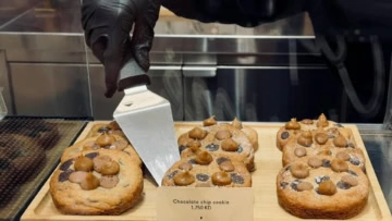 cookie au chocolat artisanal en vitrine de boulangerie