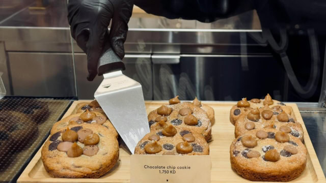 cookie au chocolat artisanal en vitrine de boulangerie