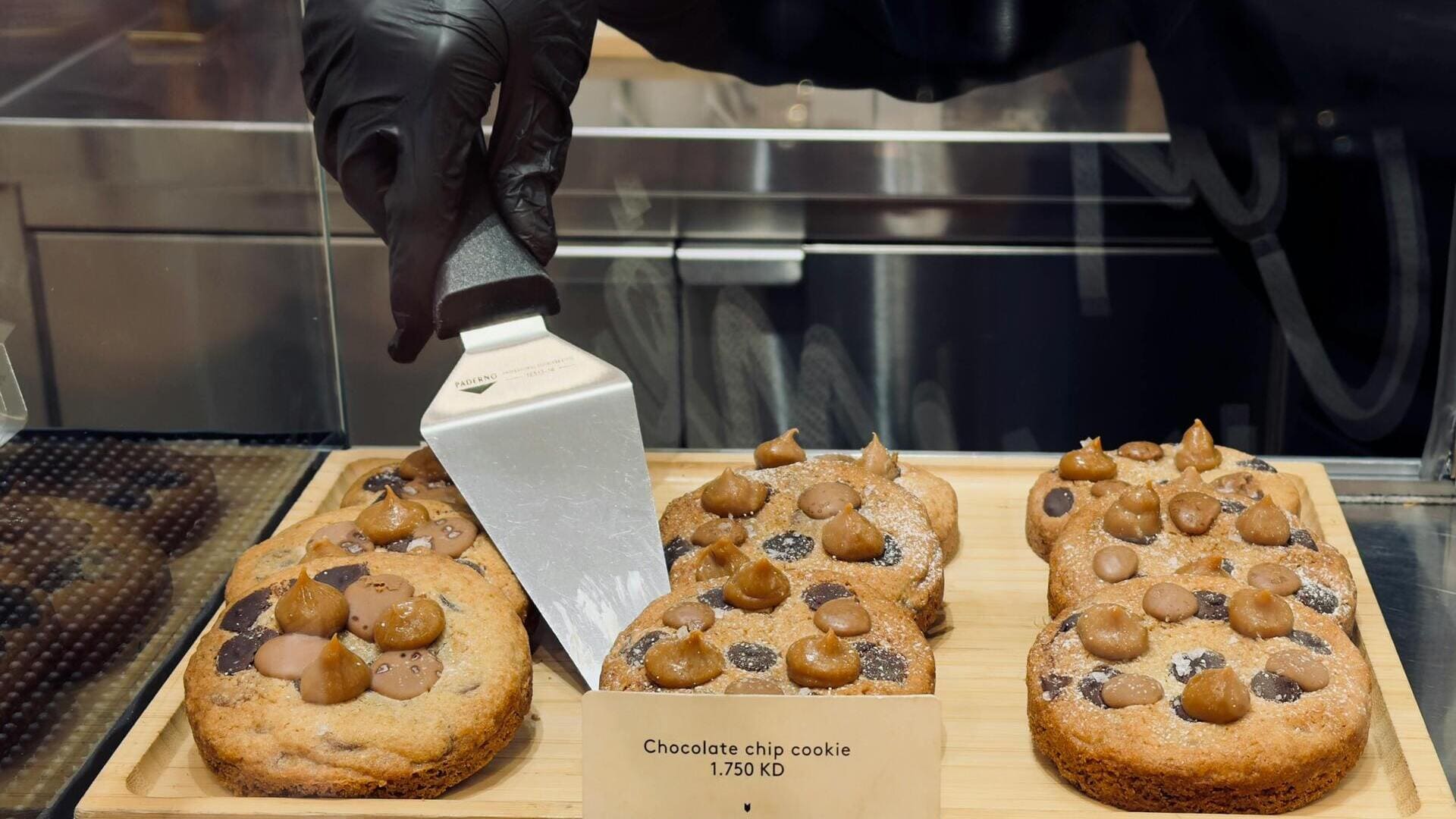 cookie au chocolat artisanal en vitrine de boulangerie