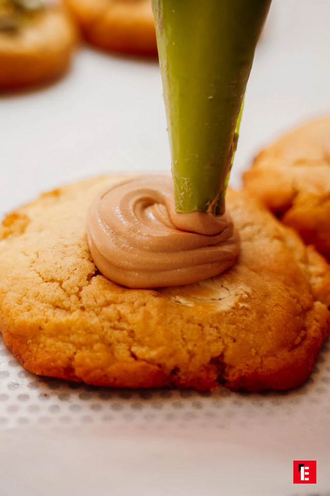 cookie fourré à la crème pochée