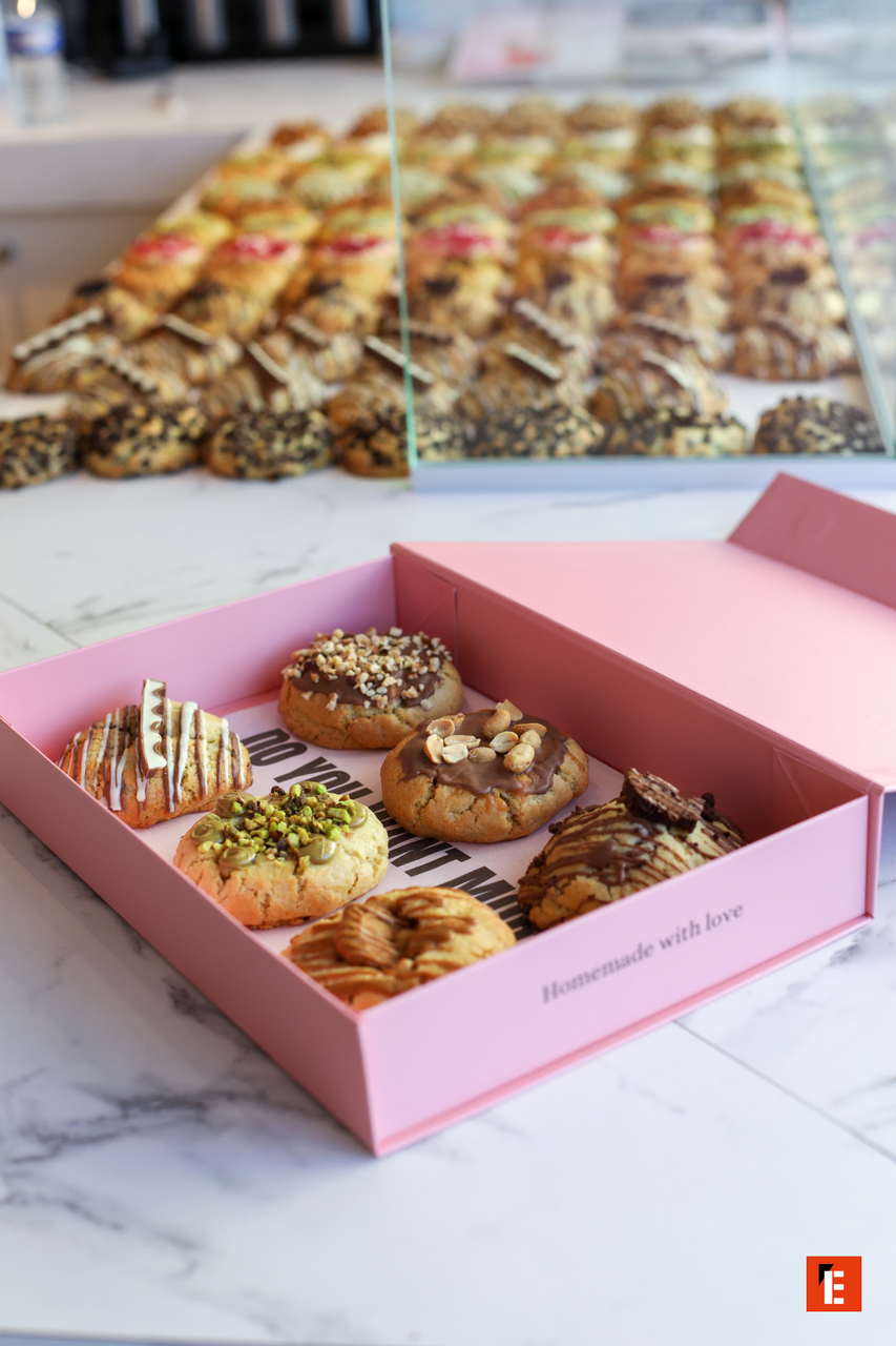 boîte rose de cookies pâtissiers garnis