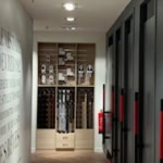 couloir de stockage moderne avec casiers noirs