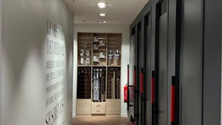 couloir de stockage moderne avec casiers noirs