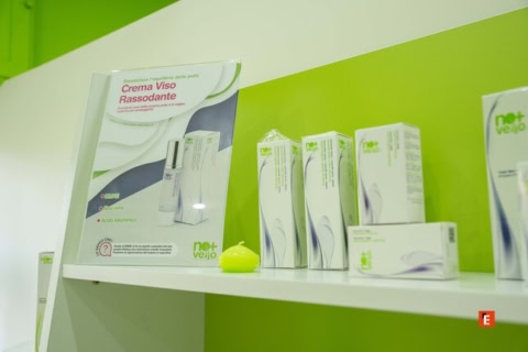 espositore verde crema viso rassodante