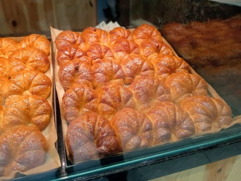 crujientes croissants dorados en vitrina artesanal