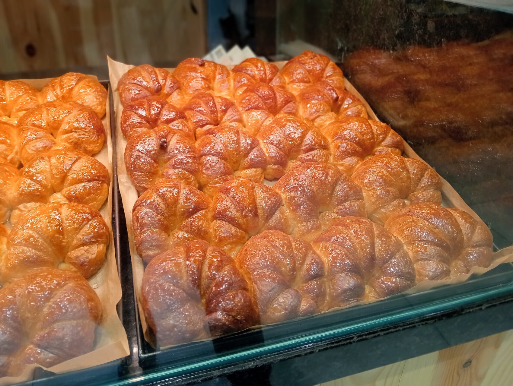 crujientes croissants dorados en vitrina artesanal