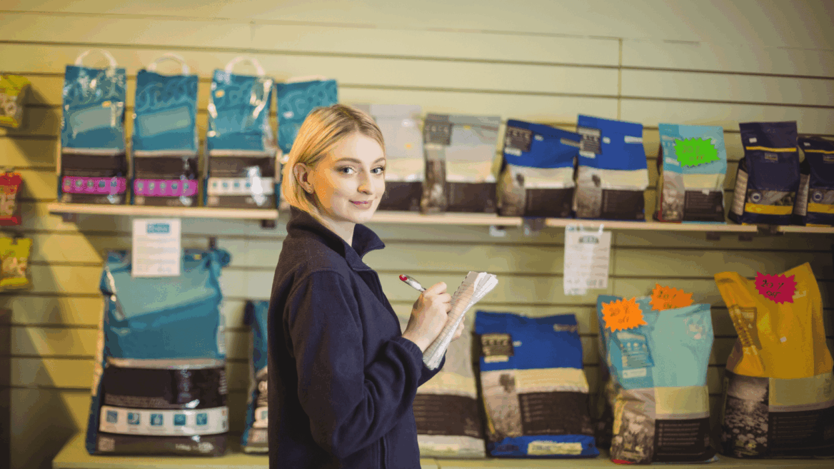 dependienta tomando inventario en tienda de mascotas