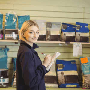 dependienta tomando inventario en tienda de mascotas