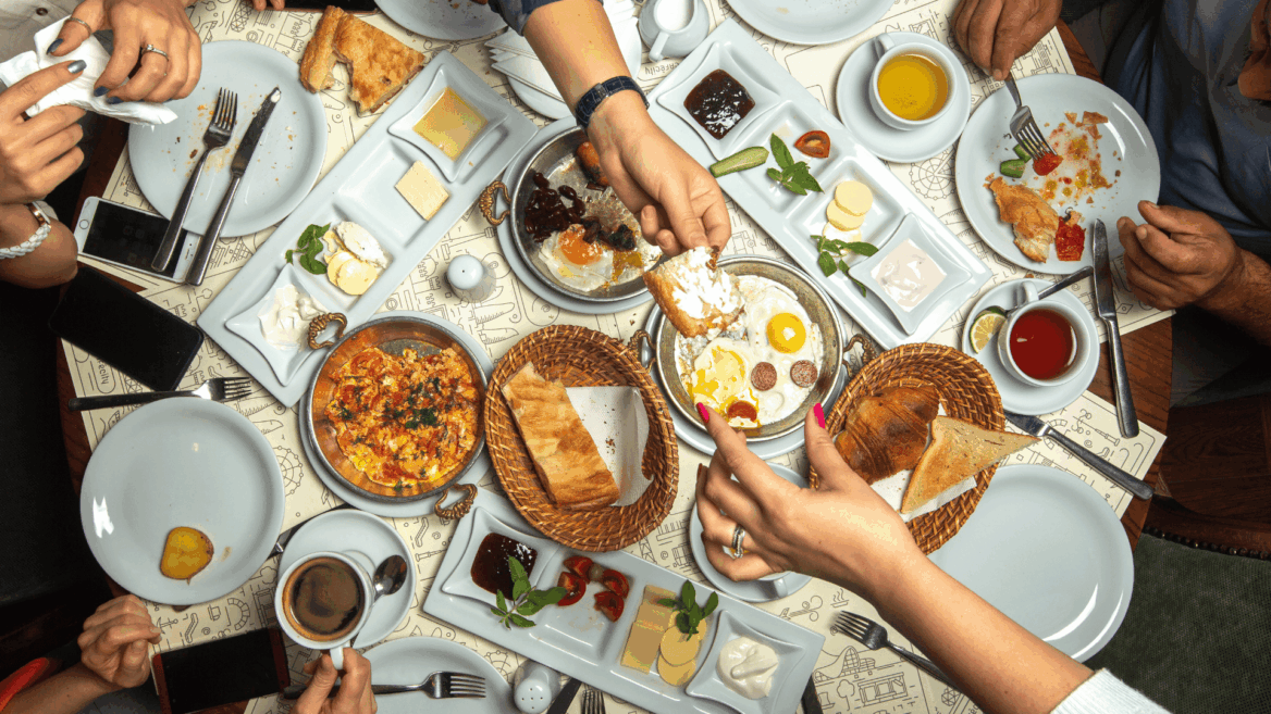 desayuno compartido: huevos, shakshuka y pan