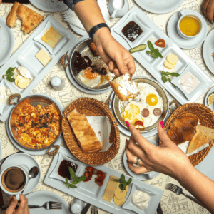 desayuno compartido: huevos, shakshuka y pan