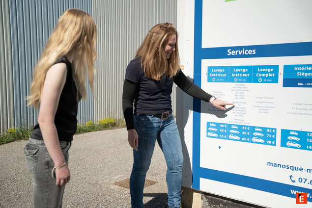 deux femmes choisissent un service de lavage auto