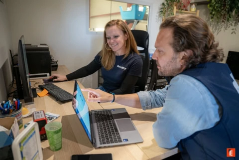 deux collègues en discussion autour dun ordinateur portable