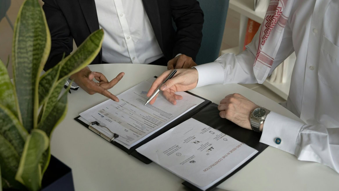 gemeinsame vertragsprüfung: hände am dokument