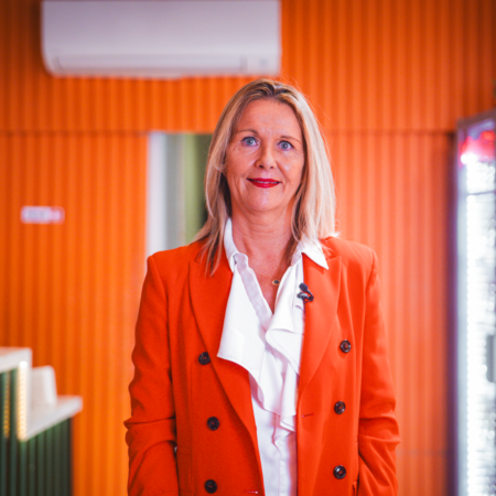 ritratto professionale: donna con blazer arancione