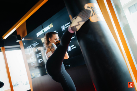 kickboxing femminile: calcio potente al sacco