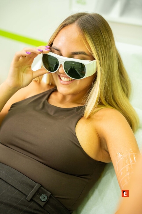 ritratto fashion di donna con occhiali bianchi