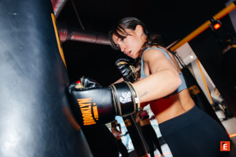 donna al sacco: allenamento boxe intenso