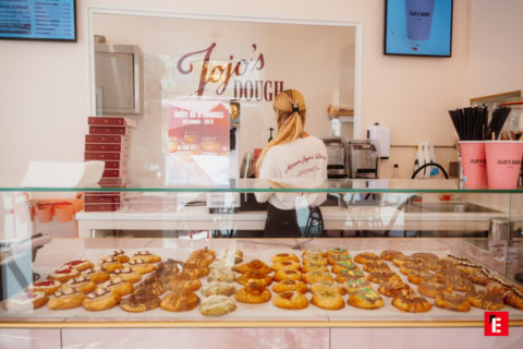 vitrine de doughnuts artisanaux chez jojo’s dough