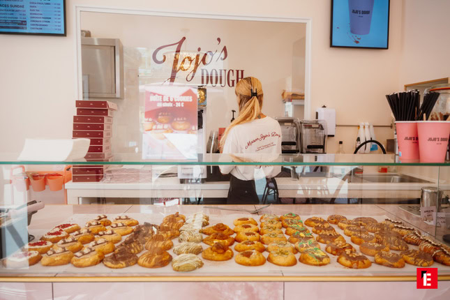 vitrine de doughnuts artisanaux chez jojo’s dough