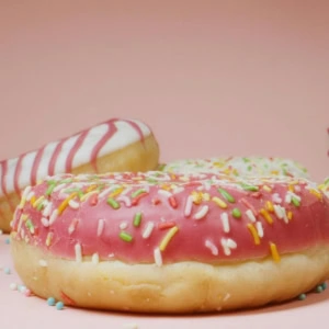 donuts glacés rose aux vermicelles colorés